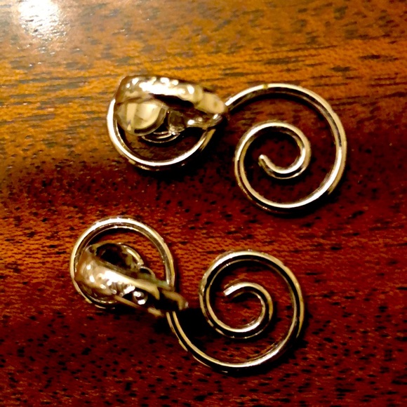 NWT Avon clip on swirl silver tone earrings - Picture 3 of 8
